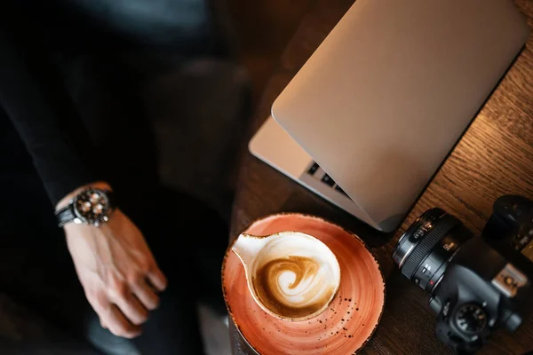 Bovenaanzicht Van Het Bureaublad Waarop Een Kopje Koffie Een Laptop — Stockfoto