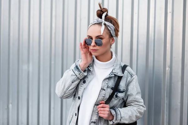Elegante Mujer Hipster Joven Atractiva Bandana Con Estilo Gafas Sol — Foto de Stock