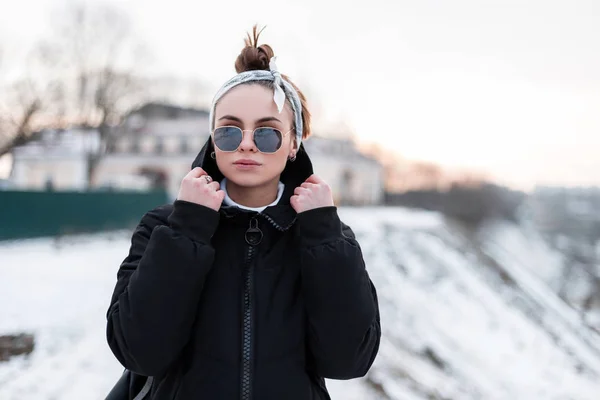 Mulher Hipster Jovem Bonito Óculos Sol Pretos Elegantes Casaco Inverno — Fotografia de Stock