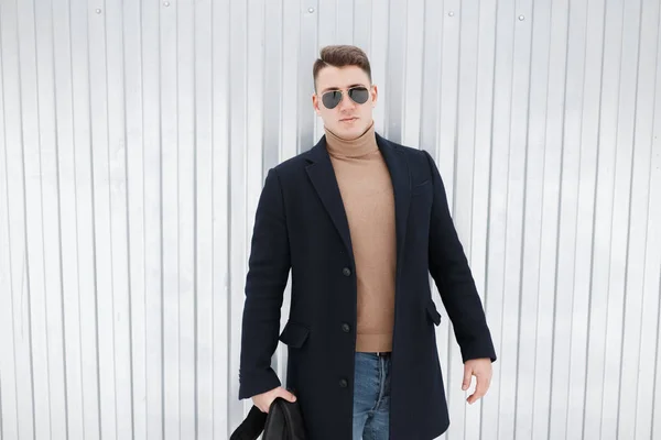 Joven Hipster Con Estilo Americano Gafas Sol Moda Elegante Abrigo — Foto de Stock