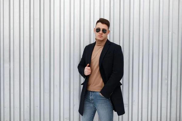 Elegante Hombre Hipster Joven Suéter Punto Con Elegante Abrigo Negro — Foto de Stock