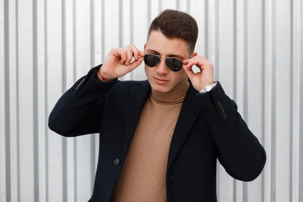 Elegante Joven Hipster Serio Hombre Con Gafas Sol Con Estilo — Foto de Stock