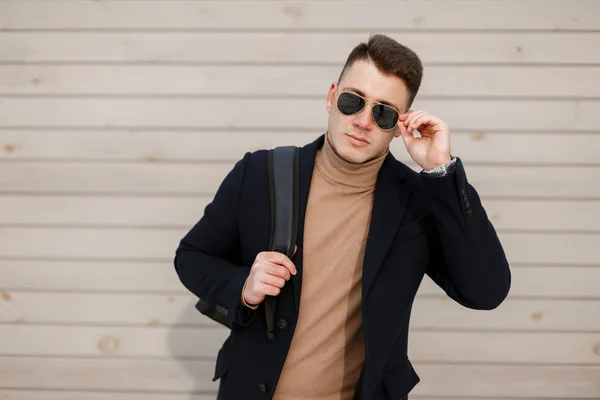 Atrakcyjne Hipster Młody Człowiek Stylowe Okulary Modne Kurtki Vintage Sweter — Zdjęcie stockowe