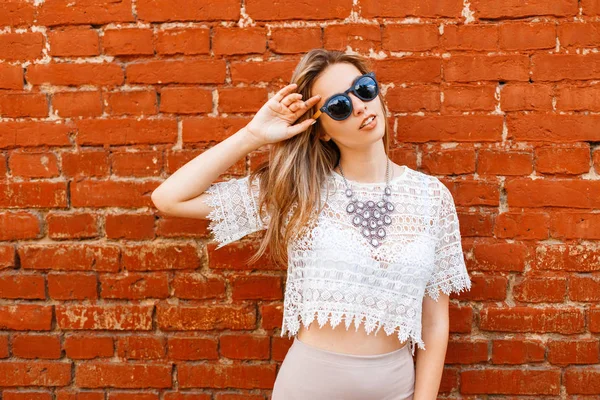 Gelukkig Aantrekkelijke Jonge Hipster Vrouw Zonnebril Een Witte Lace Blouse — Stockfoto