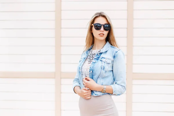 Stylische Junge Hipsterfrau Mit Schwarzer Sonnenbrille Trendiger Jeansjacke Posiert Einem — Stockfoto