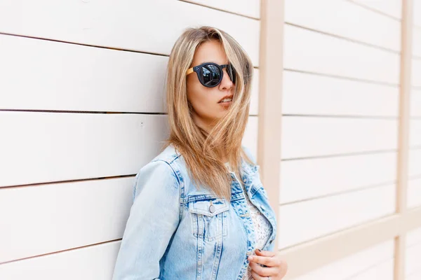 Elegante Joven Mujer Hipster Gafas Sol Negras Chaqueta Azul Denim — Foto de Stock