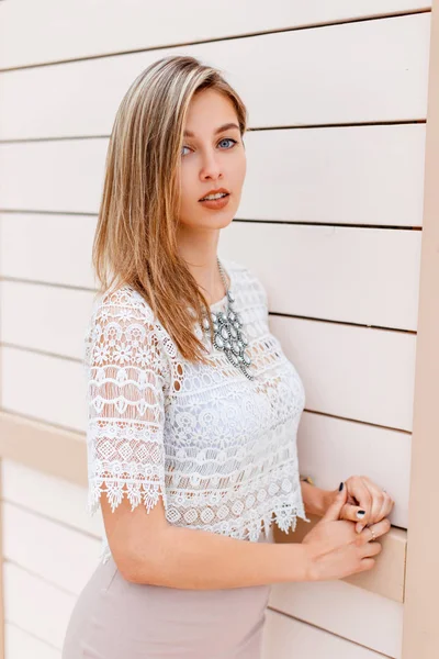 Elegante Joven Mujer Una Blusa Encaje Blanco Con Una Elegante —  Fotos de Stock