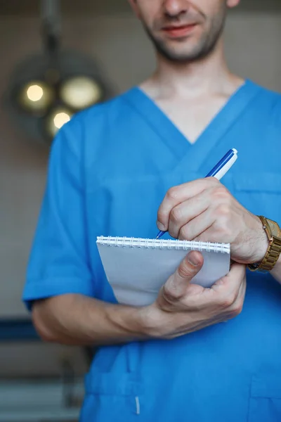 Médico Con Ropa Médica Azul Estéril Encuentra Una Habitación Hospital —  Fotos de Stock