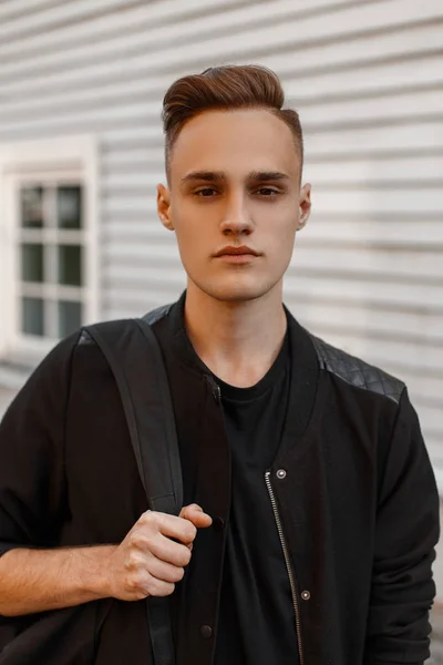 Retrato Joven Guapo Con Peinado Elegante Una Chaqueta Verano Negro — Foto de Stock