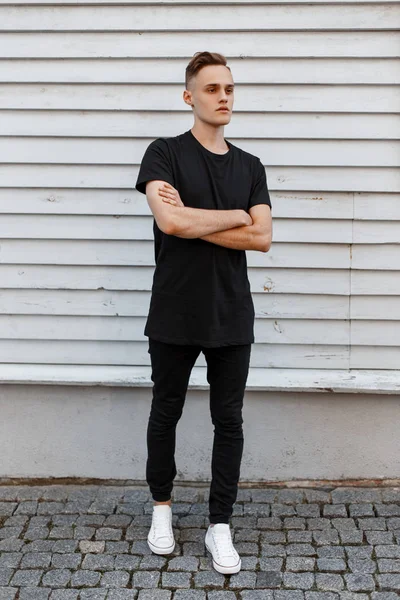 Joven Hombre Con Estilo Increíble Una Camiseta Con Estilo Negro — Foto de Stock