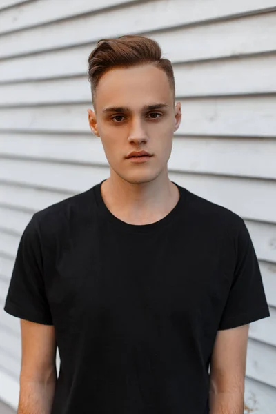 Retrato Joven Lindo Con Una Camiseta Negra Moda Cerca Edificio — Foto de Stock