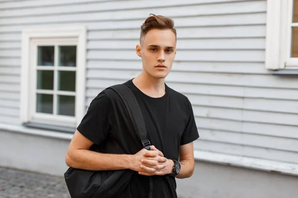 Fashionabla Snygg Ung Man Trendig Svart Shirt Med Snygg Klocka — Stockfoto