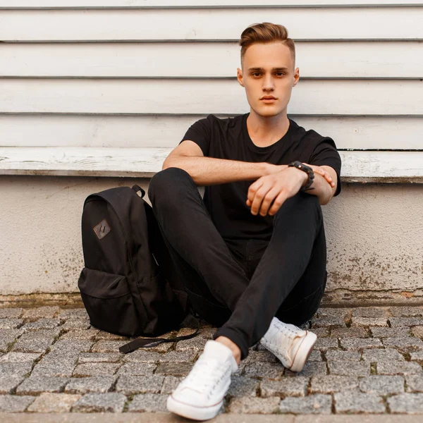 Ung Man Med Snygg Frisyr Shirt Trendiga Jeans Vita Sneakers — Stockfoto