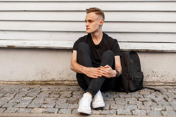 Joven Hombre Con Peinado Elegante Una Camiseta Negra Jeans Moda — Foto de Stock