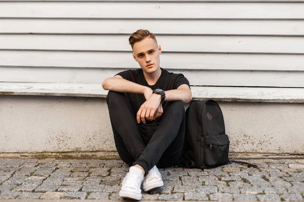 Snygg Ung Man Svart Shirt Trendiga Jeans Vita Sneakers Med — Stockfoto