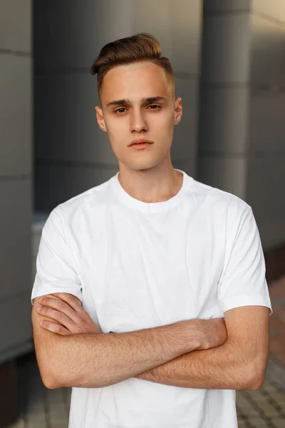 Joven Hombre Guapo Una Elegante Camiseta Verano Con Peinado Elegante — Foto de Stock