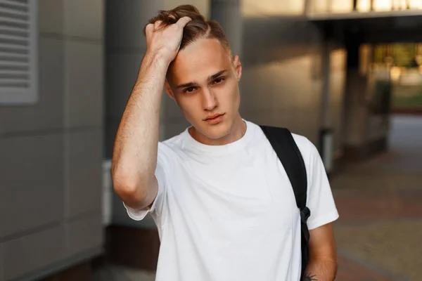 Joven Hombre Guapo Una Elegante Camiseta Verano Con Peinado Elegante — Foto de Stock