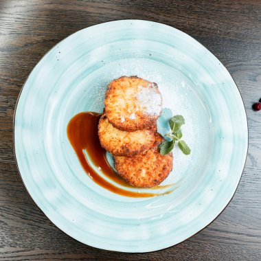 Pudra şekeri ve reçel bir restoranda bir tabakta ile lezzetli peynir krep. Büyük sağlıklı diyet kahvaltı. Yukarıdan görüntülemek.