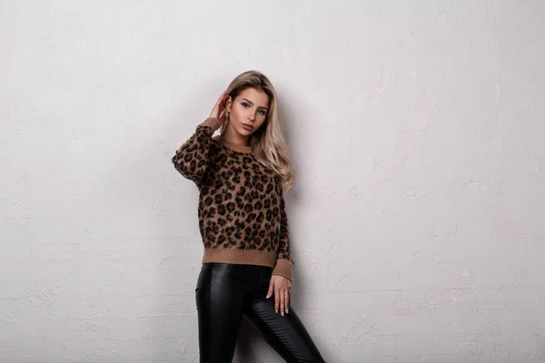 Attraente Bella Giovane Donna Maglione Leopardo Elegante Vintage Pantaloni Pelle — Foto Stock