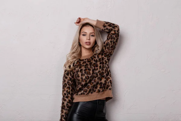 Mladý Roztomilý Okouzlující Žena Vintage Svetr Leopard Módní Černé Kožené — Stock fotografie