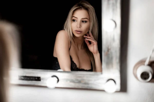 Hübsche Junge Blonde Model Frau Mit Schönen Lippen Mit Natürlichem — Stockfoto