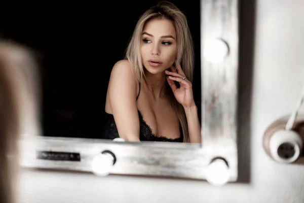 Mujer Modelo Rubia Bastante Joven Con Hermosos Labios Con Maquillaje — Foto de Stock