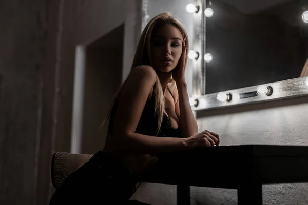 Sexy Jonge Blonde Vrouw Een Stijlvolle Luxe Kanten Beha Trendy — Stockfoto