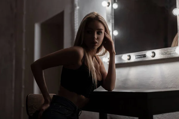 Sexy Joven Rubia Elegante Sujetador Encaje Lujo Jeans Moda Posa — Foto de Stock