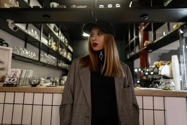 Moderna Mujer Joven Increíble Con Una Nariz Perforada Una Gorra — Foto de Stock