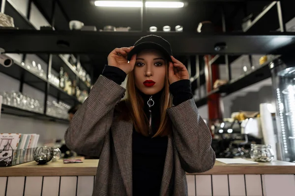 Elegante Joven Con Una Nariz Perforada Una Gorra Negra Moda — Foto de Stock