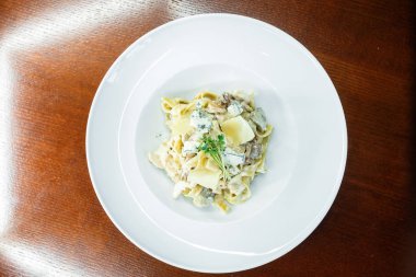 Mantar ile yeşillik, peynir ve tavuk fileto bar ahşap bir vintage tablo ile baharatlı krema soslu lezzetli haşlanmış erişte. Öğle yemeği molası. Yukarıdan görüntülemek.