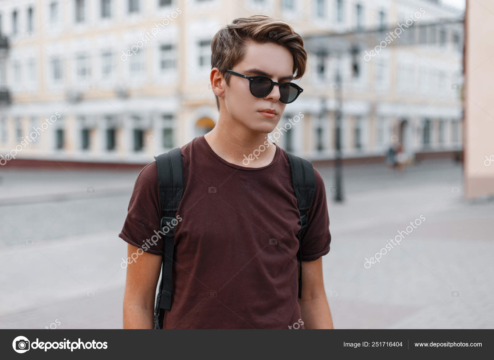 Des Attrayant Hipster De Élégant Jeune Dans Homme Lunettes Soleil VMSpGLzqUj