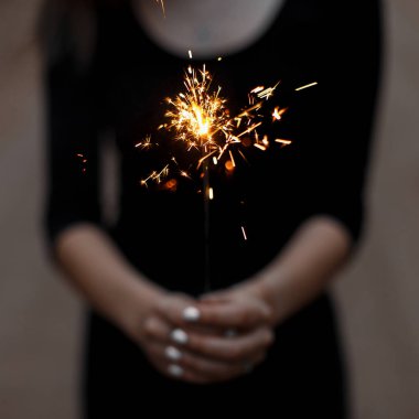 İnanılmaz parlak Festival maytap bir kadın elinde. Büyülü tatil an. Yakın çekim.