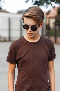 Sıcak bir bahar gününde stadyumda şık yaz giysileri çekici Amerikan Genç hipster adam. Şık modern adam genç.