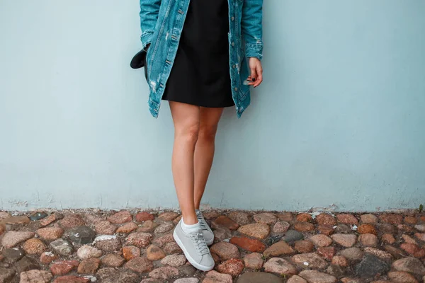 Karcsú lábak egy fiatal stílusos nő a divatos nyári cipők. Modern ifjúsági utcastílus. — Stock Fotó