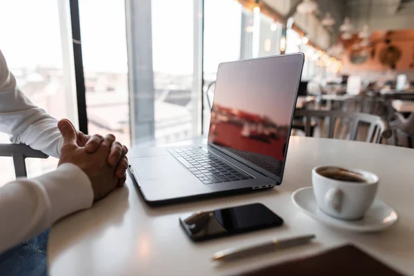 Mladý profesionální podnikatel odpočívá na svém pracovišti u stolu s laptopem na jaře. Úspěšný blogger si dal pauzu na kávu. Vzdálená práce. Pracovní dny. — Stock fotografie