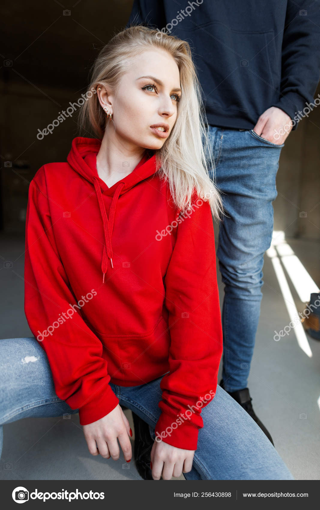 Mujer joven linda divertida en sudadera roja vintage con capucha