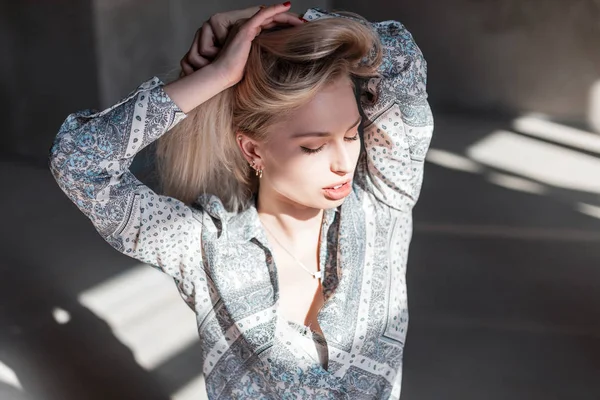 Zmysłowy piękna śliczna młoda blond kobieta z seksownymi ustami z naturalnym makijażu w rocznika koszulę z wzorem w studiu. Atrakcyjny model mody dziewczyna cieszy się jasnym słońcem. — Zdjęcie stockowe