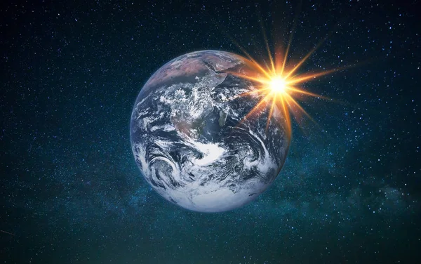 별이 빛나는 하늘에 태양 광선을 가진 지구. 우주에서 태양이 있는 지구. — 스톡 사진