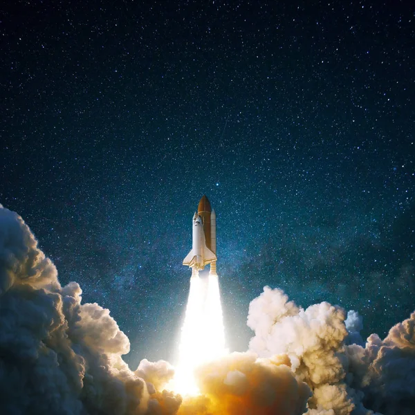 Kosmická loď letí do hvězdnaté oblohy. Raketa s dýmem letí do vesmíru. Raketoplán — Stock fotografie