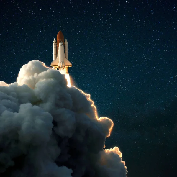 Raketoplán kosmické rakety odletí do hvězdnaté oblohy, kosmická loď zkoumá vesmír — Stock fotografie