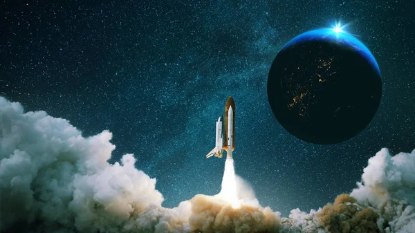 Rocket despega al espacio con el planeta. La nave espacial realiza la misión espacial. El barco despega hacia el cielo estrellado . — Foto de Stock