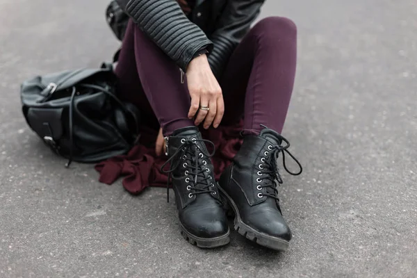 Ropa de mujer de moda. Zapatos de mujer con estilo. Diseño casual. Estilo callejero. Primer plano de las piernas femeninas . —  Fotos de Stock