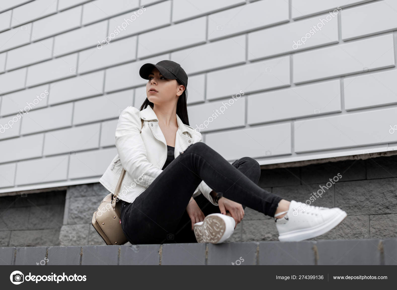 white shirt black jeans white sneakers