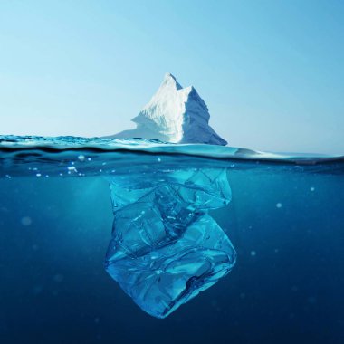 Okyanusta şişeyle su altında buzdağı. Çevre kirliliği. Plastik su şişeleri okyanusu kirletir. 