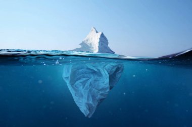 Buzdağı - su altında manzaralı plastik torba. Okyanusların kirlenmesi. Buzdağı ile plastik torba çevre kirliliği. 