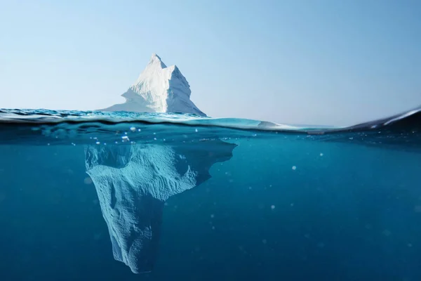 Iceberg no oceano com vista para debaixo de água. Água cristalina. Concepção de perigo oculto e aquecimento global — Fotografia de Stock