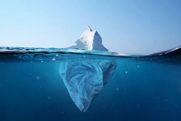 氷山 - 水の下の景色を望むビニール袋。海洋の汚染氷山によるビニール袋環境汚染. — ストック写真