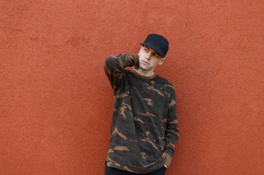 Bir vintage duvar pantone renk yakınında poz kot pantolon bir şık kap Amerikan serin genç adam 2019 şehir açık havada. Sevimli trendy adam modeli. Modern sokak stili. Erkek giyim