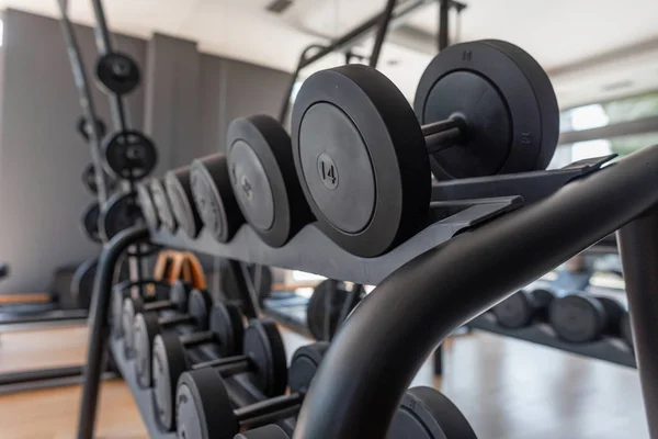 Manequins pretos. Fechar-se de halteres metálicos em uma tortura em um centro de fitness de esportes. Conceito de treinamento de peso . — Fotografia de Stock